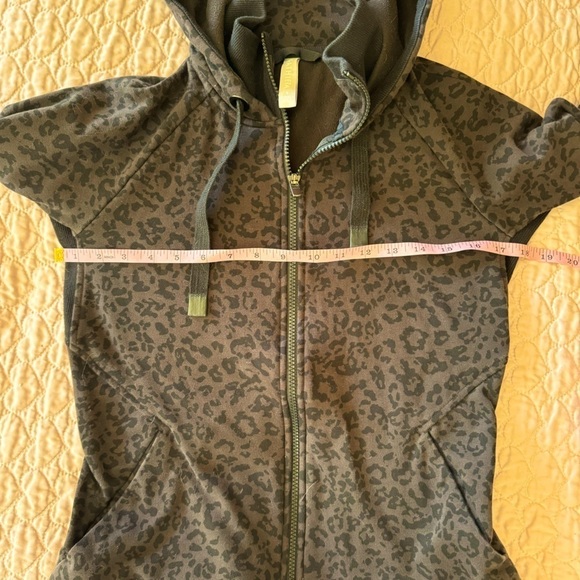 Athleta Triumph Hoodie Cheetah Leopard Print Zip Athleisure Active Black Small - Picture 8 of 12